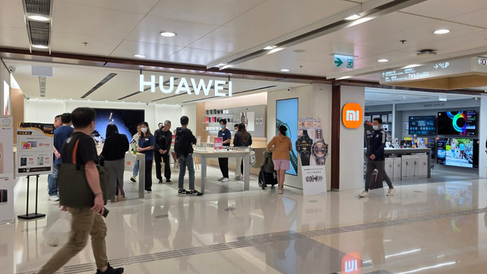 mobile-walker-20251025-huawei-xiaomi-store-in-telford-plaza-pincer-attack-on-samsung-01 HUAWEI,小米之家,德福廣場
