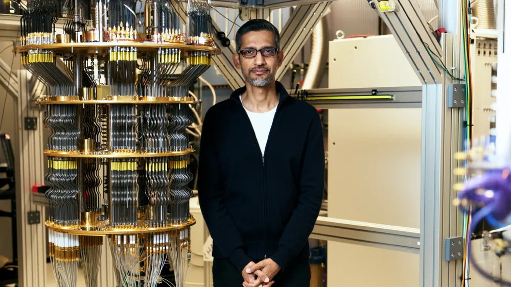 Google CEO Sundar Pichai 站在 Google 的量子電腦旁邊。