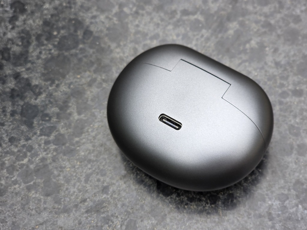 以 USB Type-C 充電。