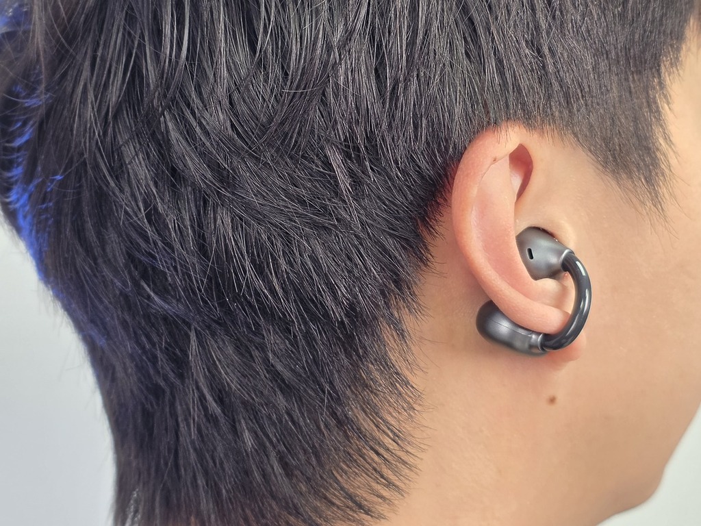 1MORE S21 夾耳式耳機戴起來相當穩陣，適合不同場景的使用。