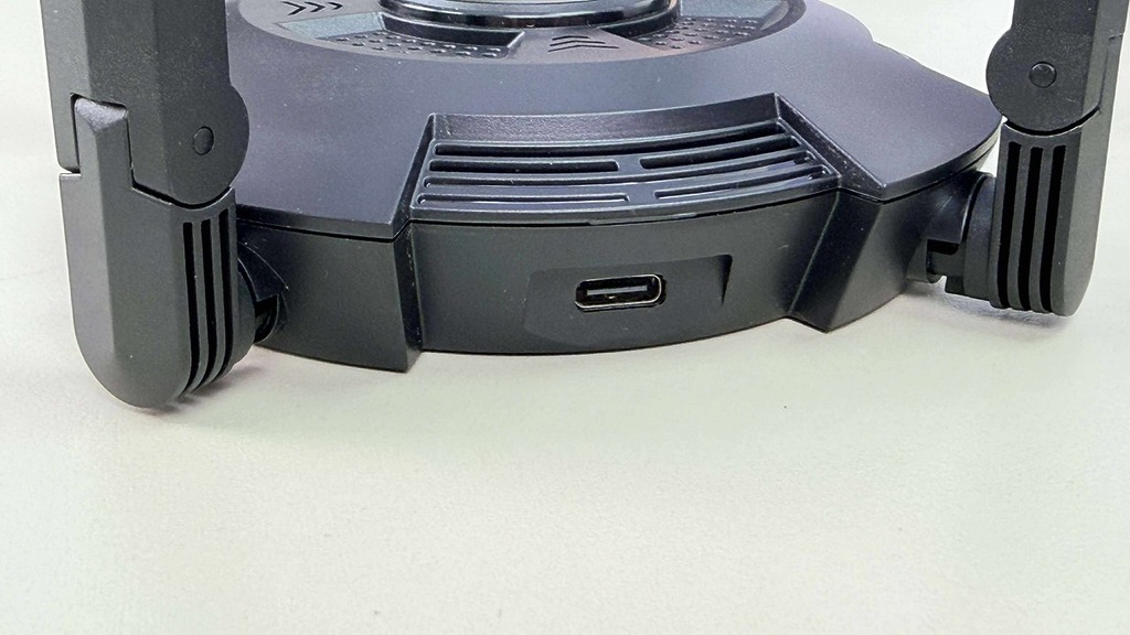 僅需要接連電腦的 USB，並安裝內建的驅動程式就能使用，不用連接變壓器，安裝相當簡便。