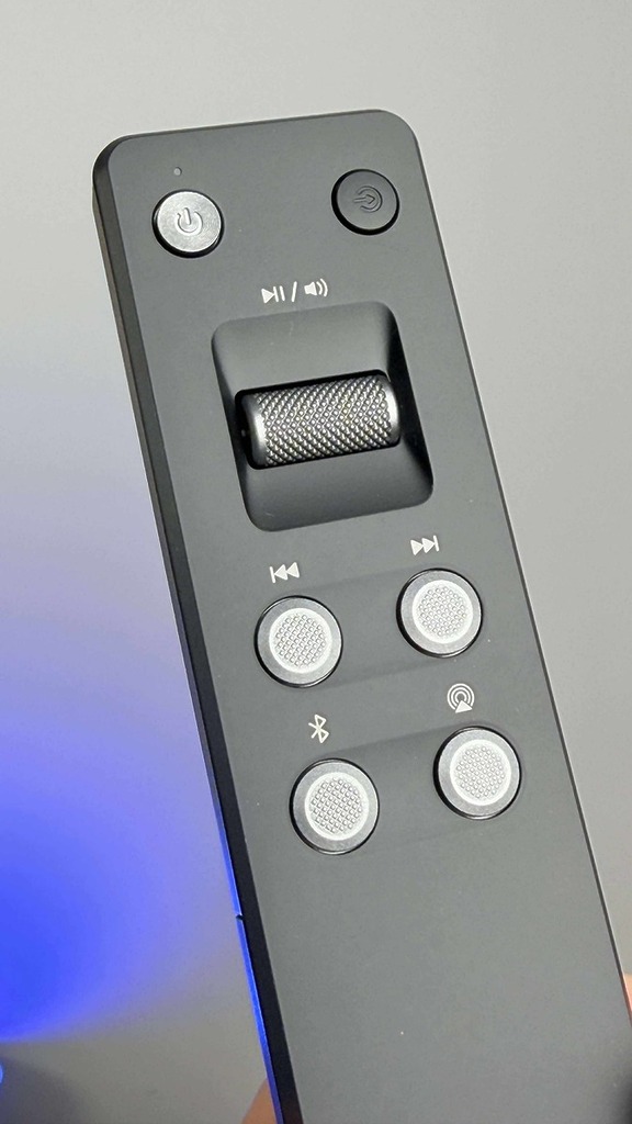 遙控器方面,亦使用全新的設計,當中的滾輪鍵可精準控制音量,並可控制音樂播放,而下面的選曲及功能按鍵的表面也造了特別的處理,和上面的滾輪鍵相呼應。從這些細節,可看到 EDIFIER 對產品設計的用心。