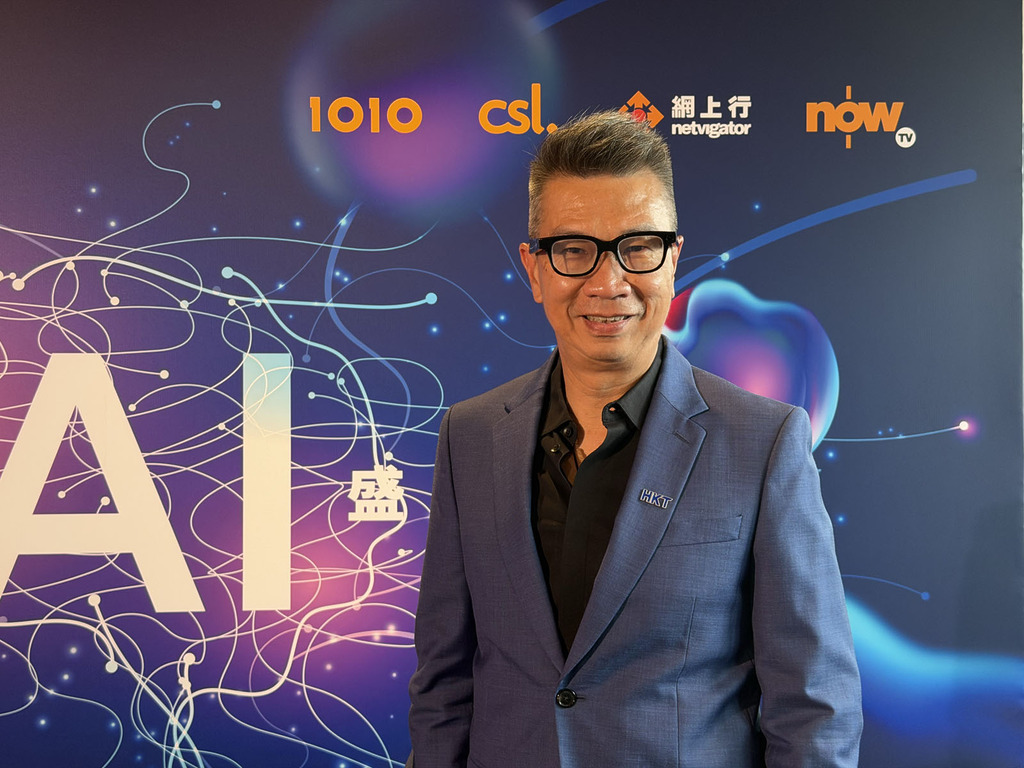 香港電訊個人業務行政總裁林國誠講解最新 Rokid Glasses,並於 2025 年 11 底前於1010 /csl 購買可享免費使用指定 AI 功能 2 年。