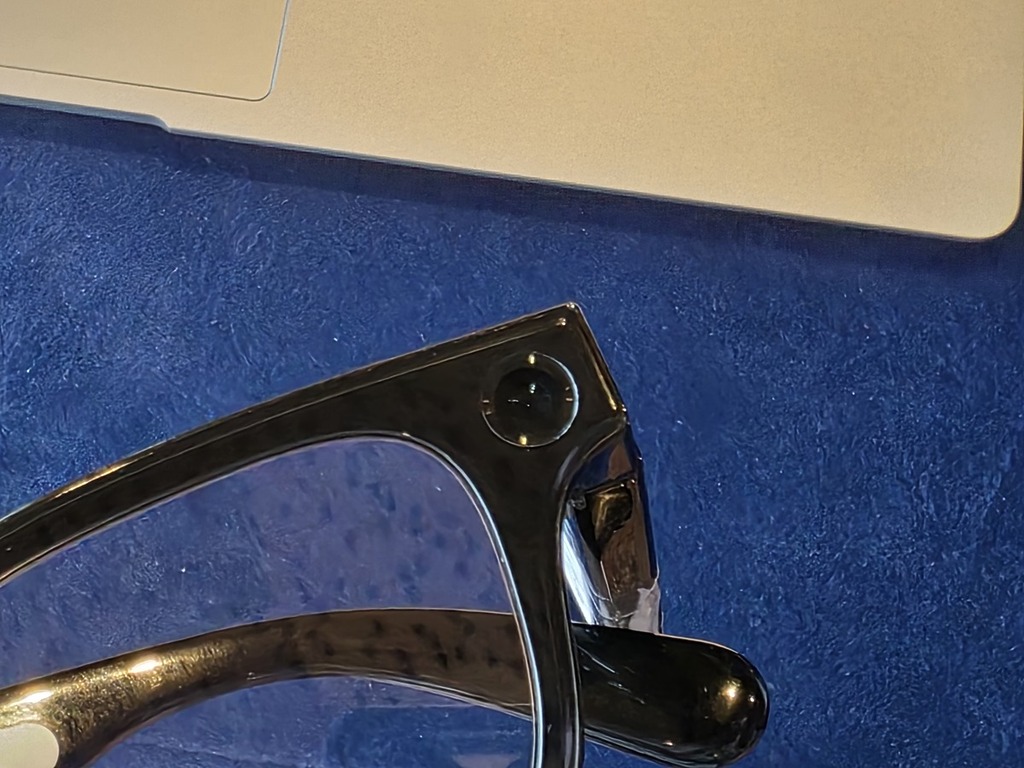 加入 1200 萬像素攝影鏡頭進行拍攝及錄影。