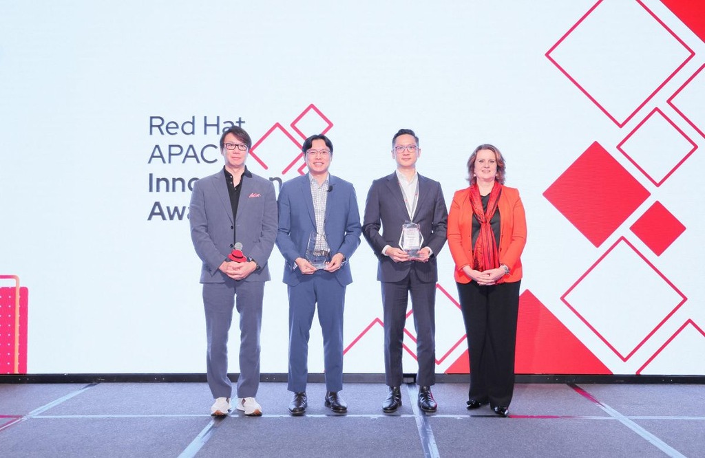 左起:Red Hat 香港、台灣及澳門區域總經理 Peter Man;和記電訊(香港)有限公司技術及營運轉型總裁 Damien Leong;香港電訊集團資訊科技總監 Marcos Chow;Red Hat 亞太區高級副總裁及總經理 Marjet Andriesse
