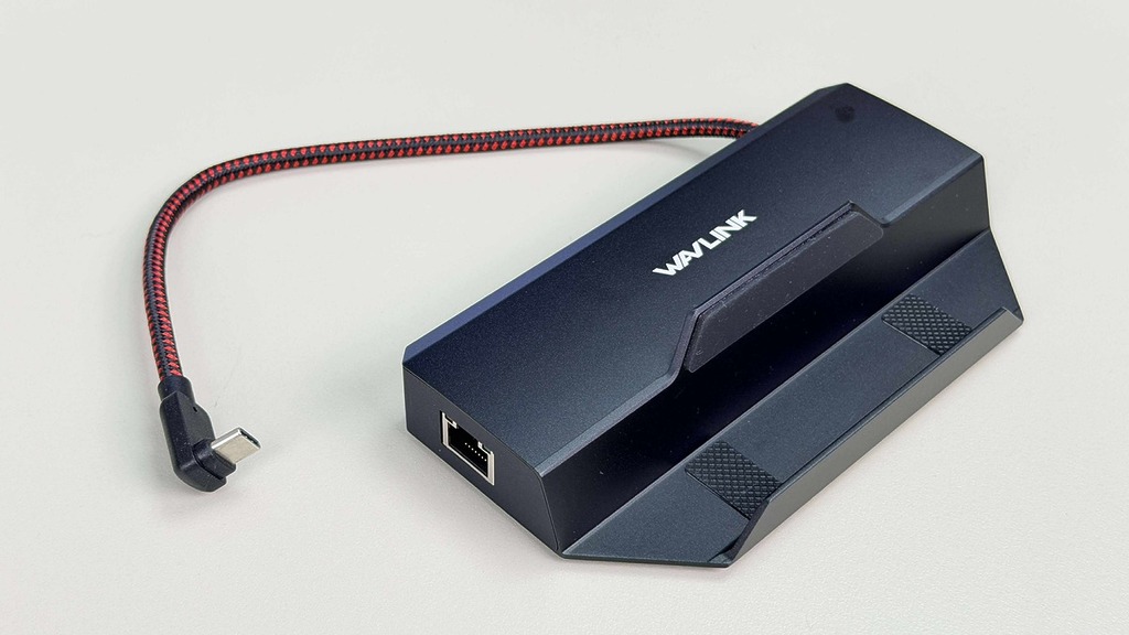 USB-C 線長度有限,使用前要留意掌機的 USB-C 插頭位置,在上方是最好。如果 USB-C 是在下方,就難以使用。