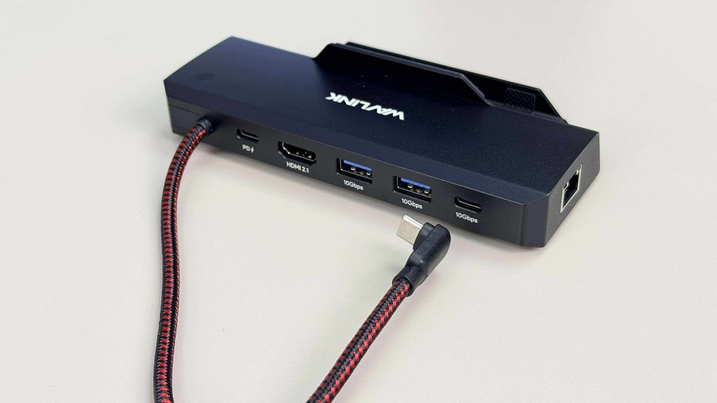 配備 HDMI 2.1 能輸出 4K@144Hz 的畫面,三個 USB 3.2 Gen 2 端口(2 x USB-A + 1 x USB-C),支援最高 10Gbps 的傳輸速度。PD 100W 電源輸入 85W 輸出,並提供 1000Mbps 的 RJ45 有線插口。