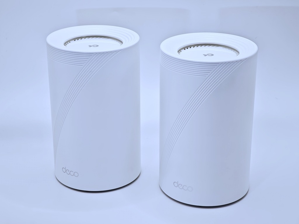 TP-Link Deco BE68 外形與 BE65 相同迷你,只有10.7cm直徑 x 17.6cm 高,方便擺位。