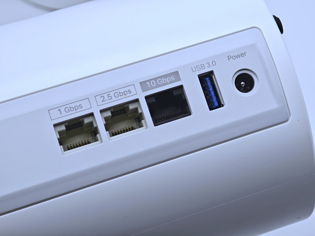 BE68 所有端口都支援 WAN/LAN 互換,2.5Gbps 端口可連接 Modem,10Gbps 端口就可以連接 10G Switch,創做 10G 內聯網連接 NAS/PC 等。