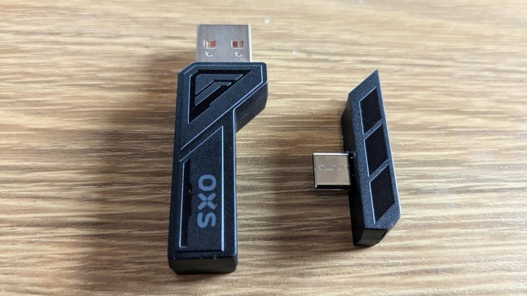 特別設計的 USB-A / USB-C 低時延收發器,安裝 USB-C 裝置時會緊貼裝置機身。