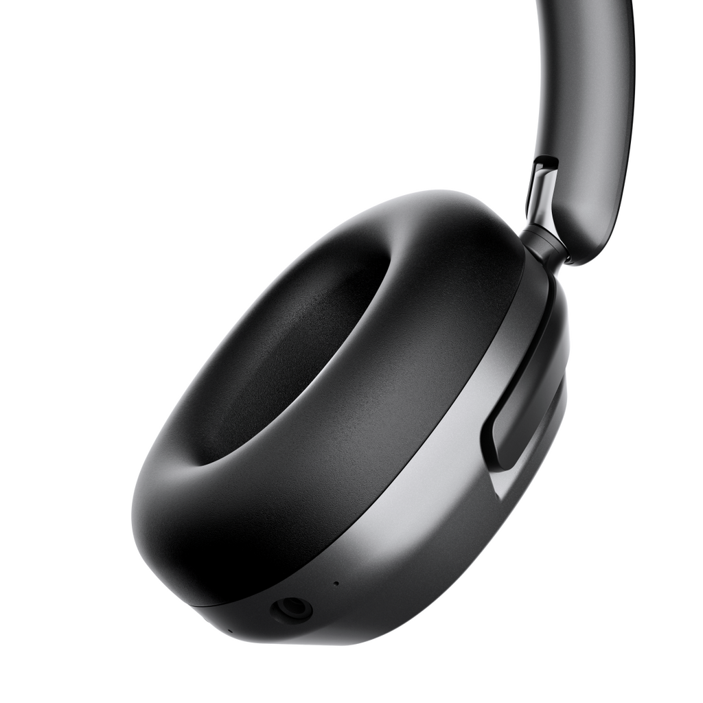 耳機用上金屬框架,以及透氣的發泡耳墊,佩戴感覺貼耳舒適。