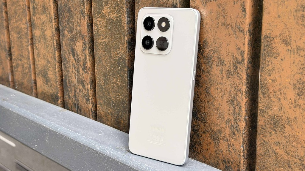 HONOR 全新的入門 5G 手機 HONOR 400 Smart 配備 6,500mAh 大容量電池，主打超強續航力。