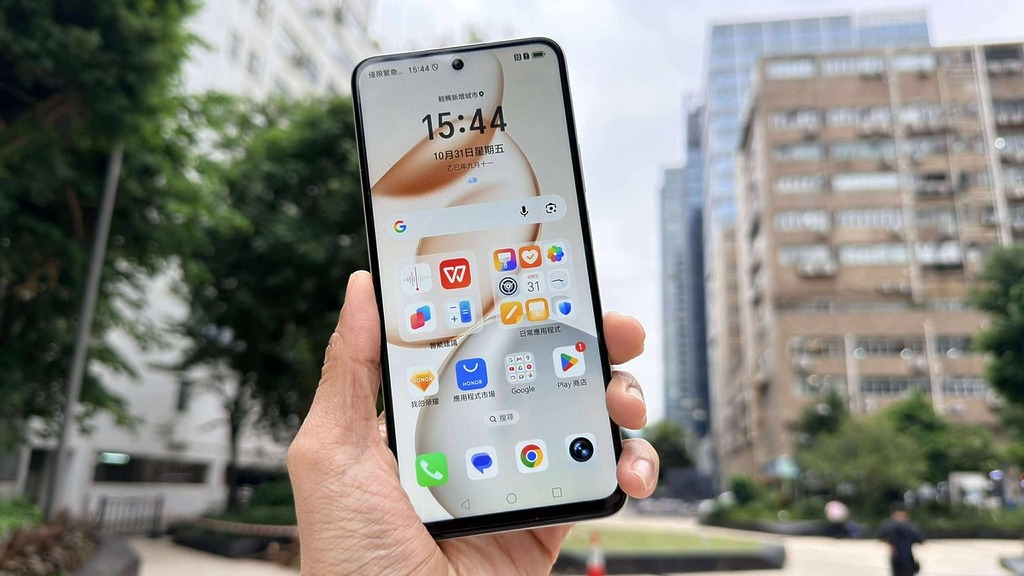 採用 6.77 吋的 TFT LCD 屏幕，解析度為 720 x 1610 像素。雖然並非採用 AMOLED 面板，峰值亮度僅為 850nits 左右，但在陽光下，也能清楚看到屏幕的內容。