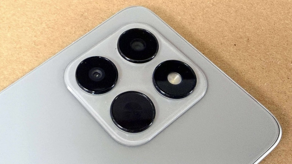 HONOR 400 Smart 配備雙鏡頭模組，包括 5,000 萬像素的主鏡頭和 200 萬像素的景深鏡頭，支援 2 倍變