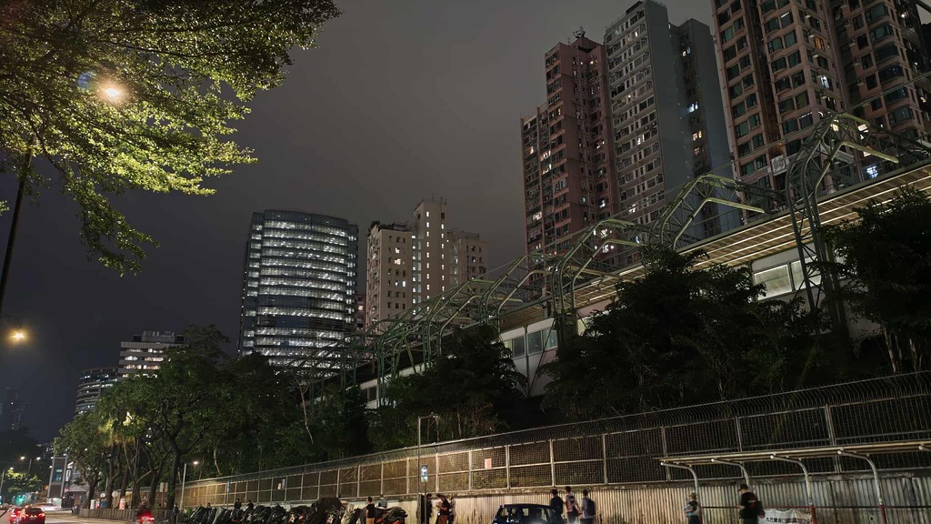 低光夜拍的效果令人滿意，至少不似其他入門手機天空的灰位會「起渣」。