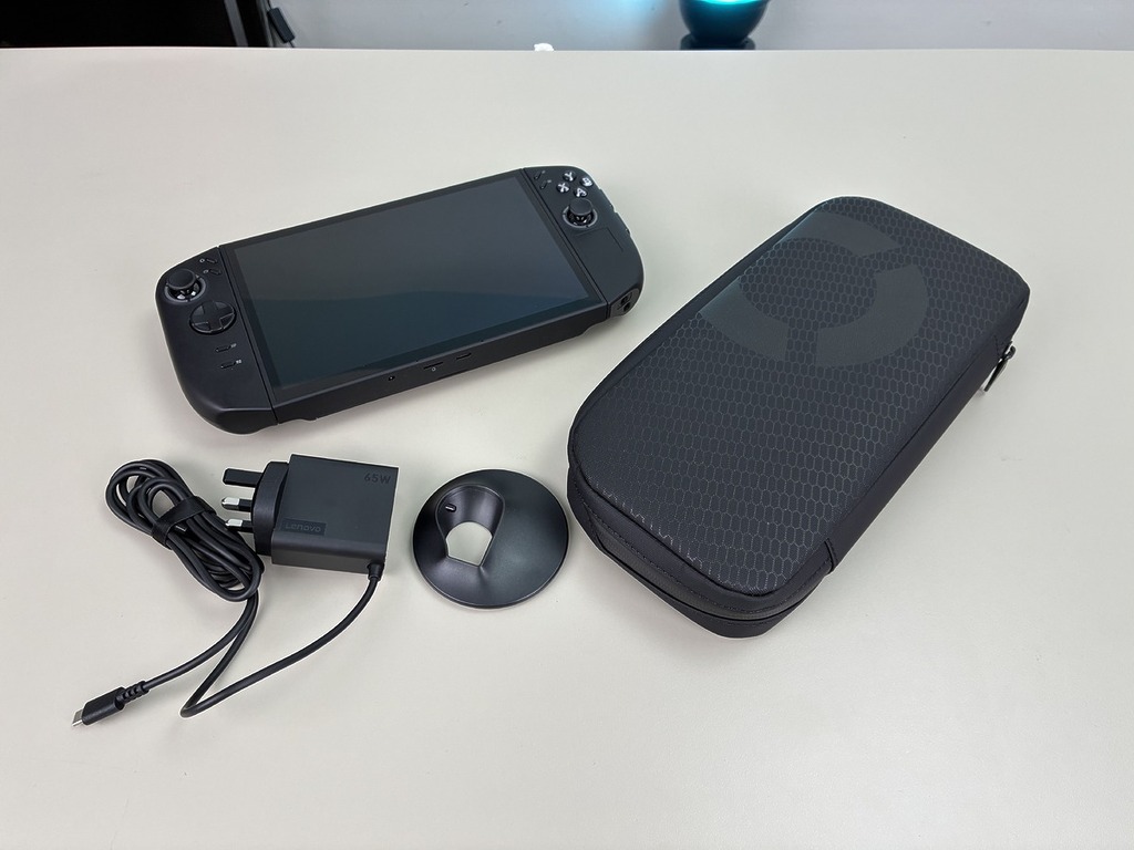 隨機配件一覽,包括 65W 快充火牛。