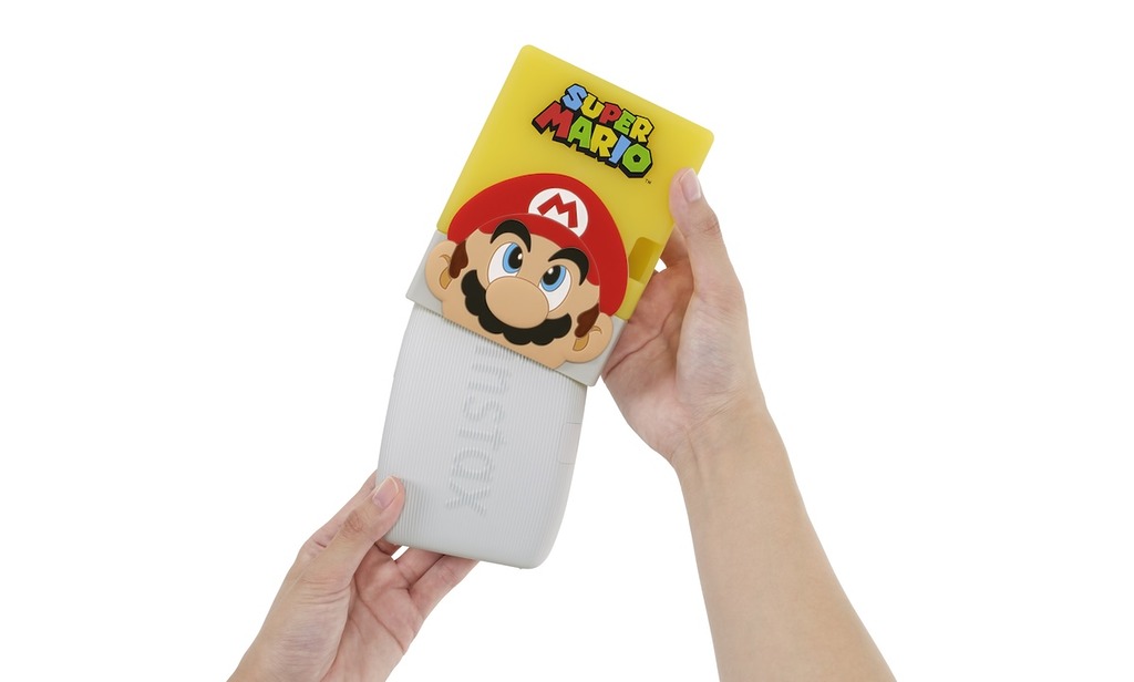 將「Super Mario 問號磚」保護套裝到 instax mini Link 3,將打印機變成問號磚。