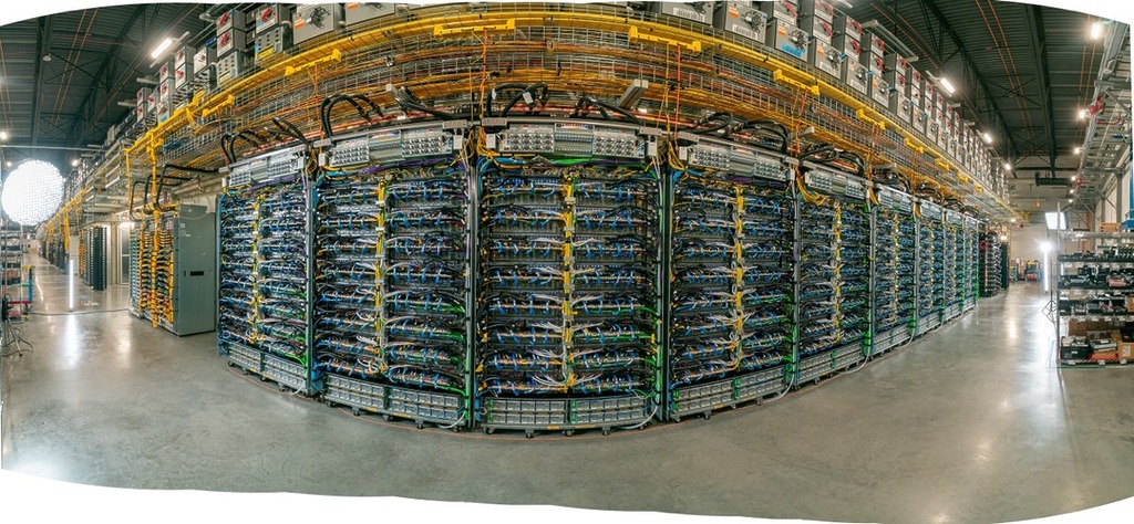 Ironwood 超級節點的一部分,在單一叢集內直接連接 9,216 個 Ironwood TPU。