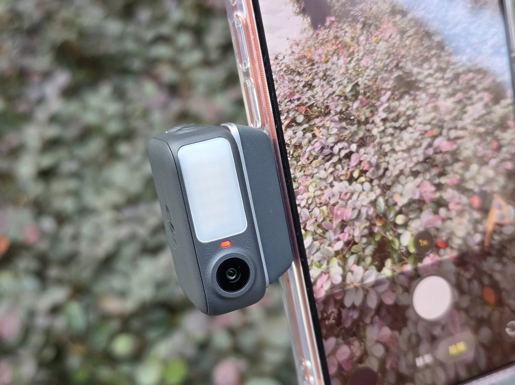 可以追蹤及在拍攝時補光。