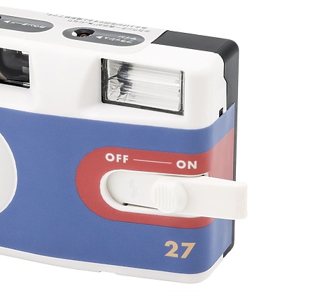 開關放在機面，拉出來就著機影相。