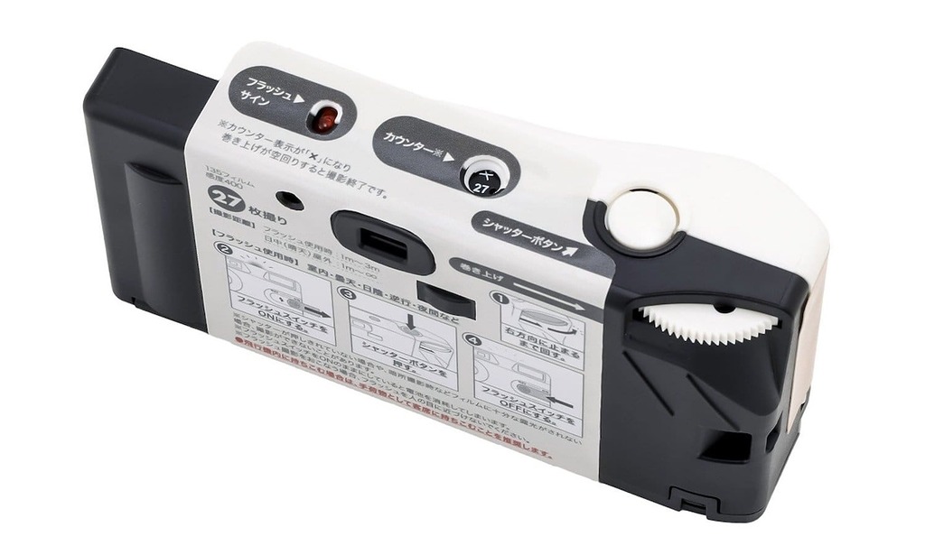 機頂有閃光燈提示、相片張數提示、快門、菲林捲動轉盤，機背有觀景窗。