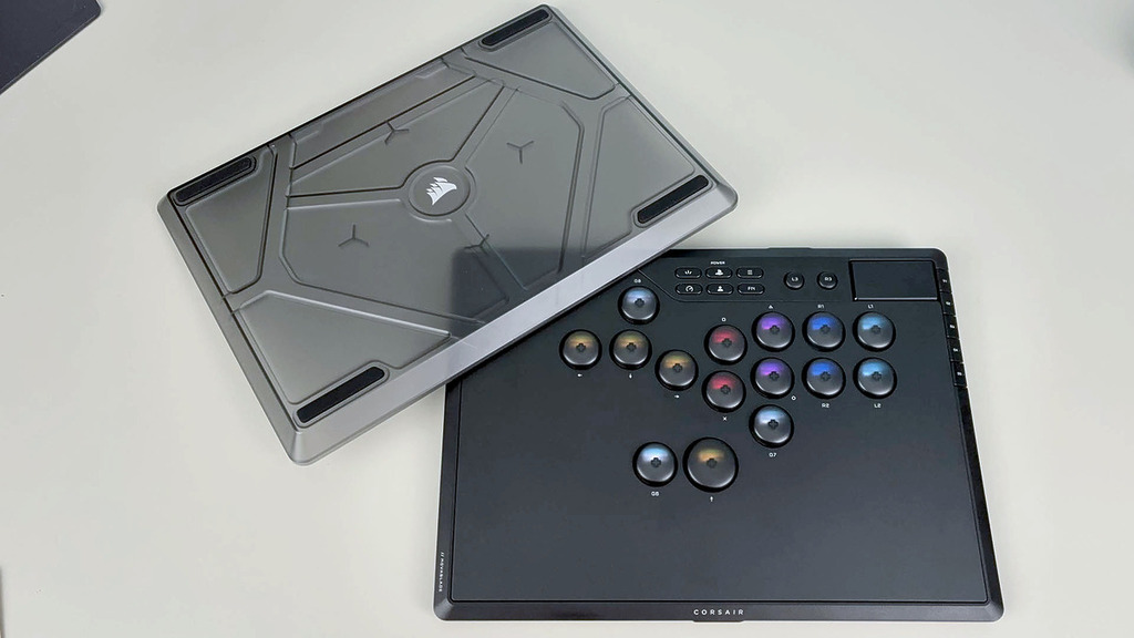 附有一個半透明的煙灰色保護蓋。