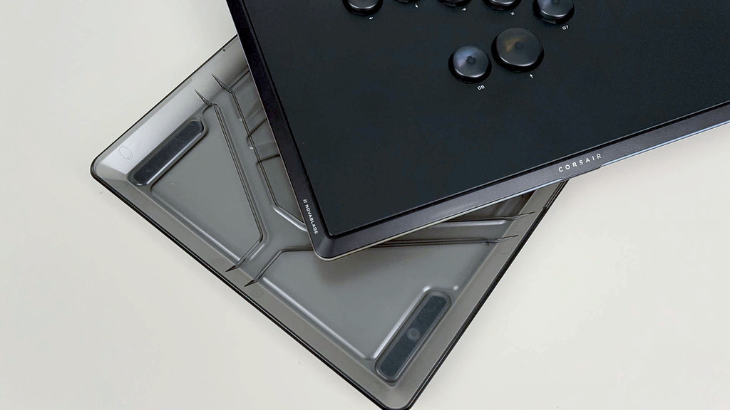 可以反裝到底部墊高機身使用。