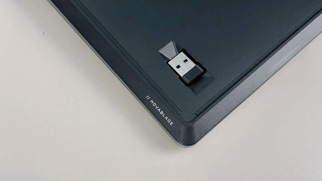 接收器同樣細小。