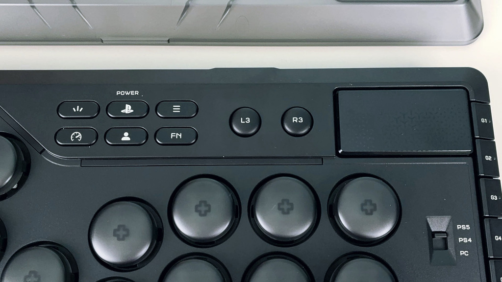 有齊 PS 按鈕及觸控板區域。