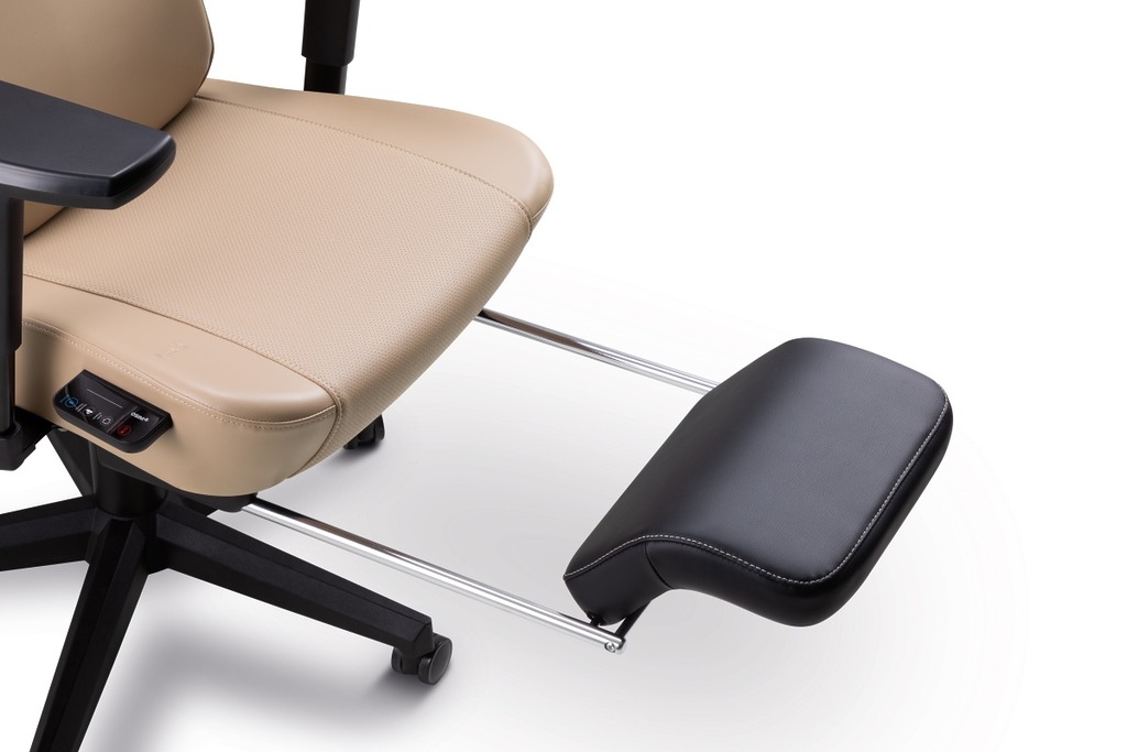 LoungePro 可伸展腳托不用時可以完全收在椅底之下，使用時可隨意伸長。