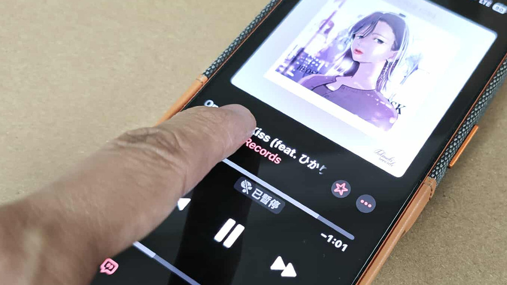 Apple 在 iOS 26.1 更新為 Apple Music 加入全新的手勢 skip 歌功能,只要向左右「滑動」就能換歌,操作更直接。