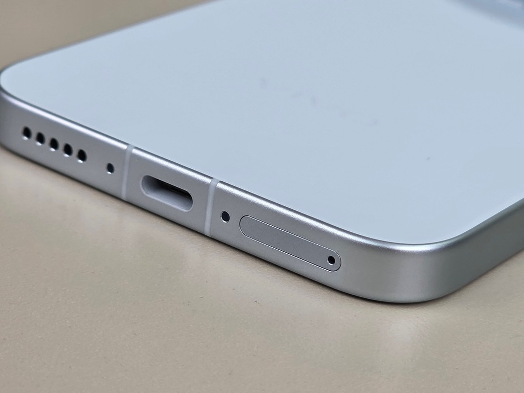 提供最高 90W 有線充電。