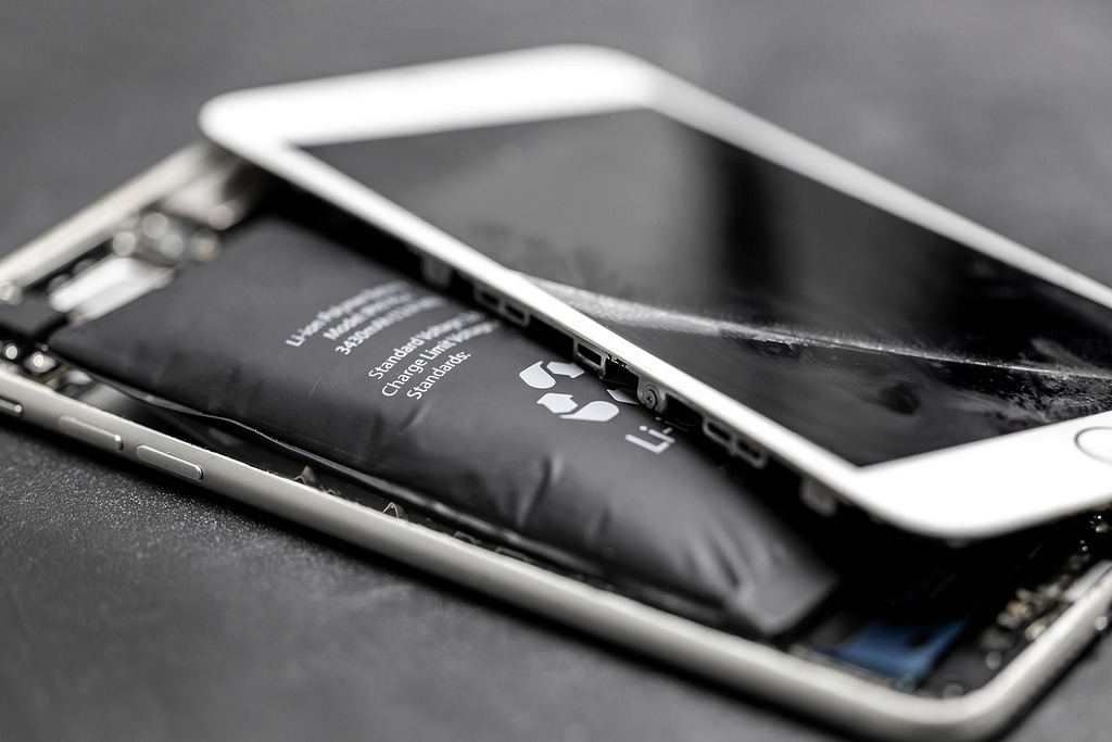 電池老化的過程中，電池內部物料會因為化學反應而產生氣體，當氣體不斷積聚會使裝置外殼膨脹。