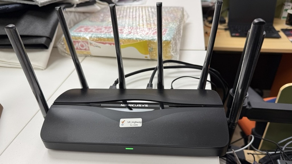 想連線暢順無干擾，大可購買一部廉價的三頻 Wi-Fi 6e/7 路由器，只讓 PC 和 Quest 3/3s 在同一個路由器連接。