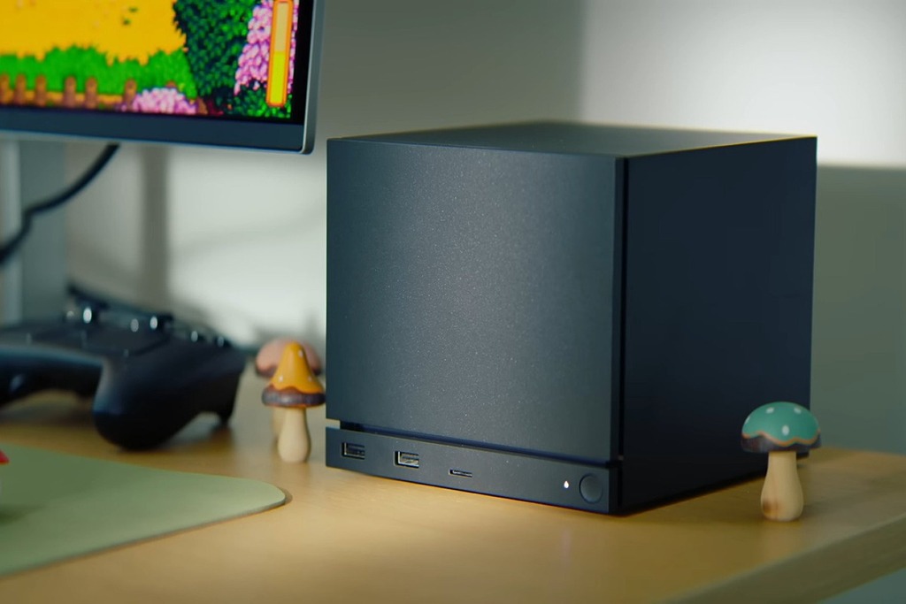 Steam Machine 採用極簡約的立方體設計，將搭載 Steam OS 系統，只需登入 Steam 帳戶即可存取 Steam 庫中的所有遊戲。