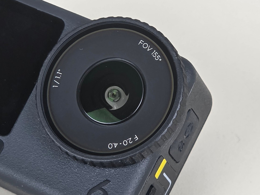 可變光圈系統支援 f/2.0- f/4.0 的調節。