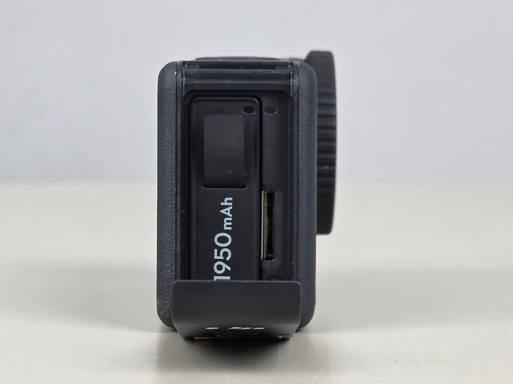 右側存放電池及 microSD。