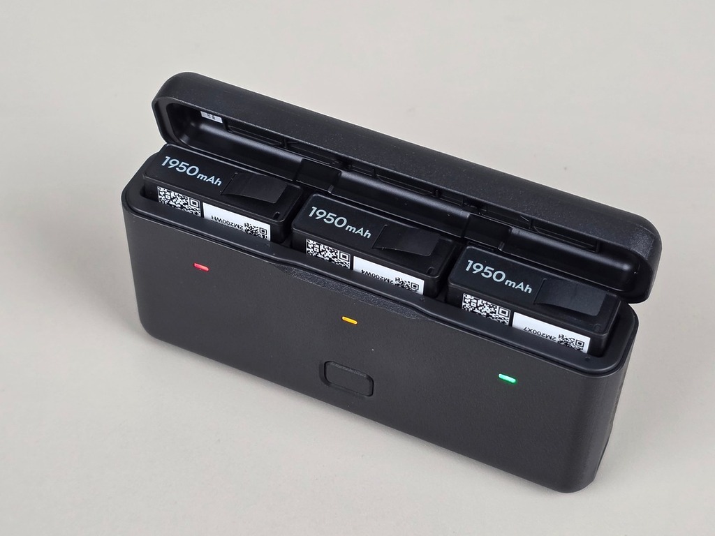 配備有 1950mAh 電池，提供 4 小時的連續錄製