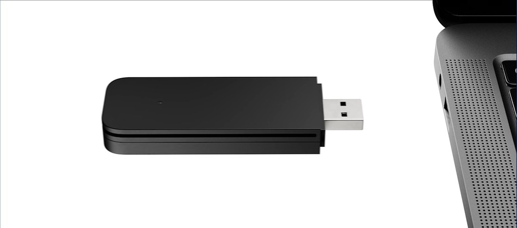 Steam Frame 直接隨附 Wi-Fi 6E (6GHz）無線轉接器，提供專有通道連接遊戲 PC。