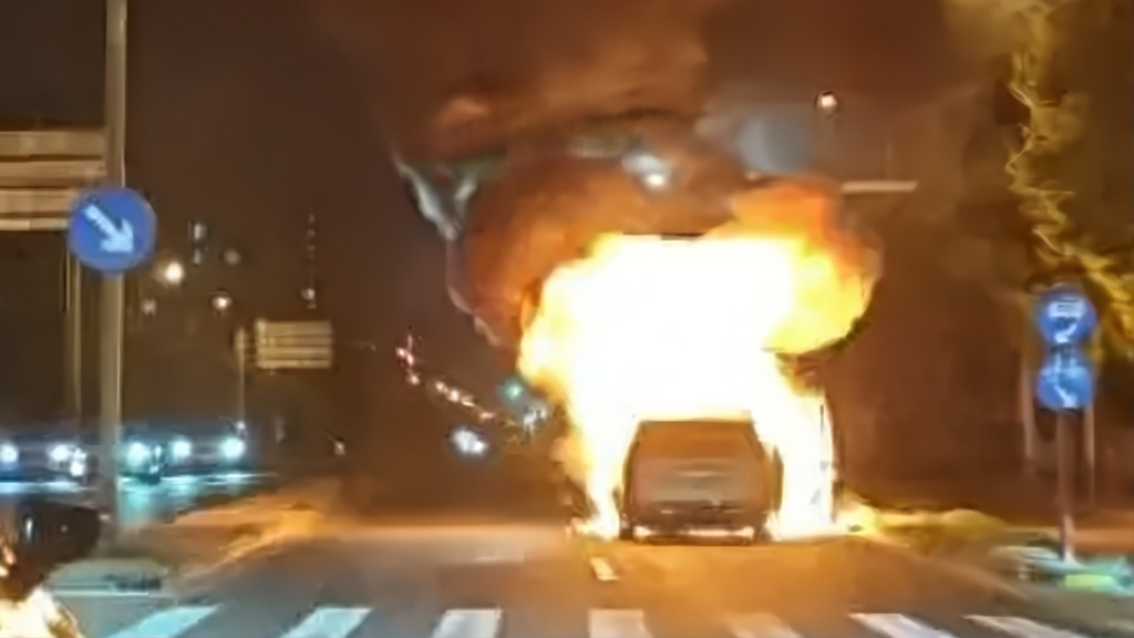 今年 11 月初，一輛理想 MEGA 7 人車，在行駛中突然起火，從影片中看到車輛從冒煙到起火，只有不到 1 分鐘的時間，幸好車內乘客及時逃離，未有造成人命傷亡。不過廠方稱事故原因是車主充了劣質電的說法，就被網民罵翻。