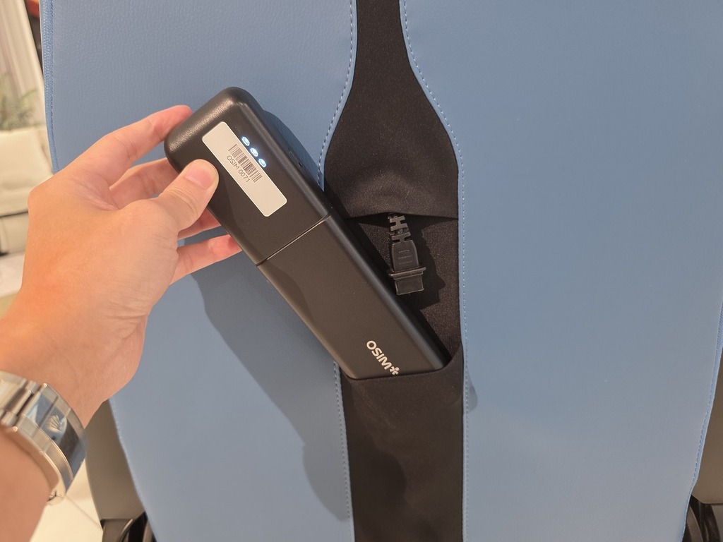 按摩椅以充電式的無線供電設計，電池放在椅背的收納袋，電池用完可以拿出來充電，每顆充電池充滿電後可使用最少 60 分鐘。