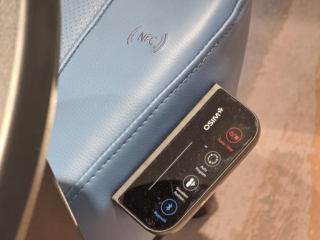 按摩電腦椅上有簡便操作控制，如想更精確操作，可用手機輕觸 NFC 位置，就會下載 OSIM Well-Being App和設定專屬您的個人化按摩療程。