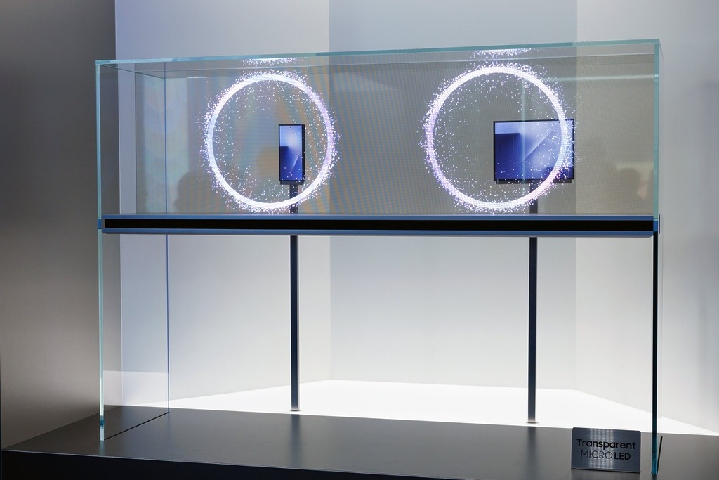 Samsung 於上月率先展示傳聞中的 Galaxy Z TriFold 三摺手機原型。