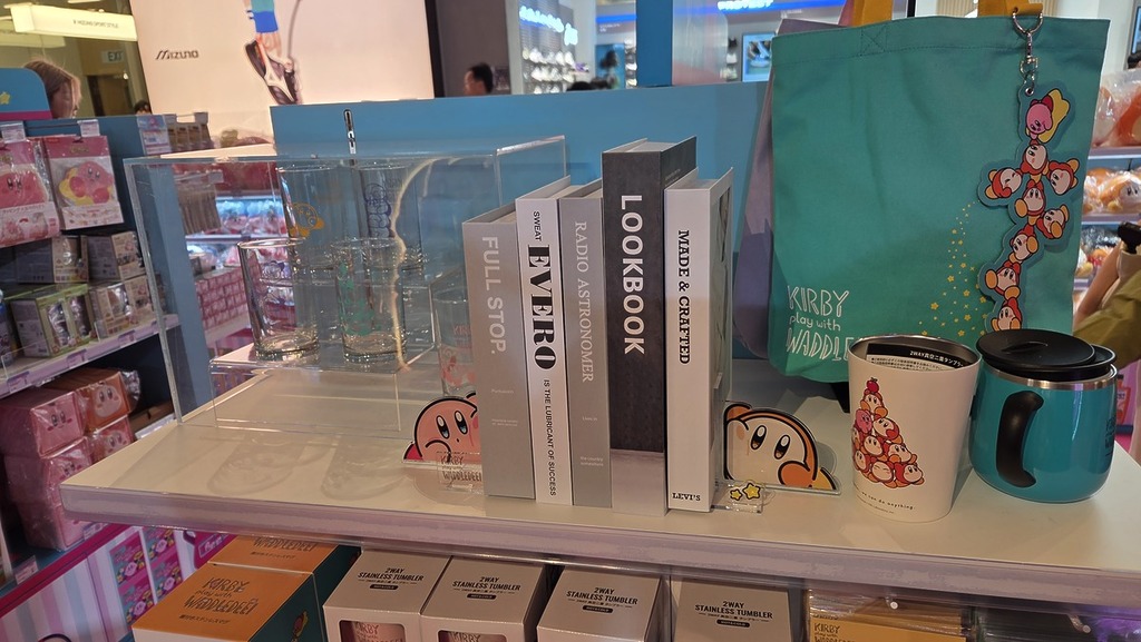 也有生活用品如水杯、環保袋等。