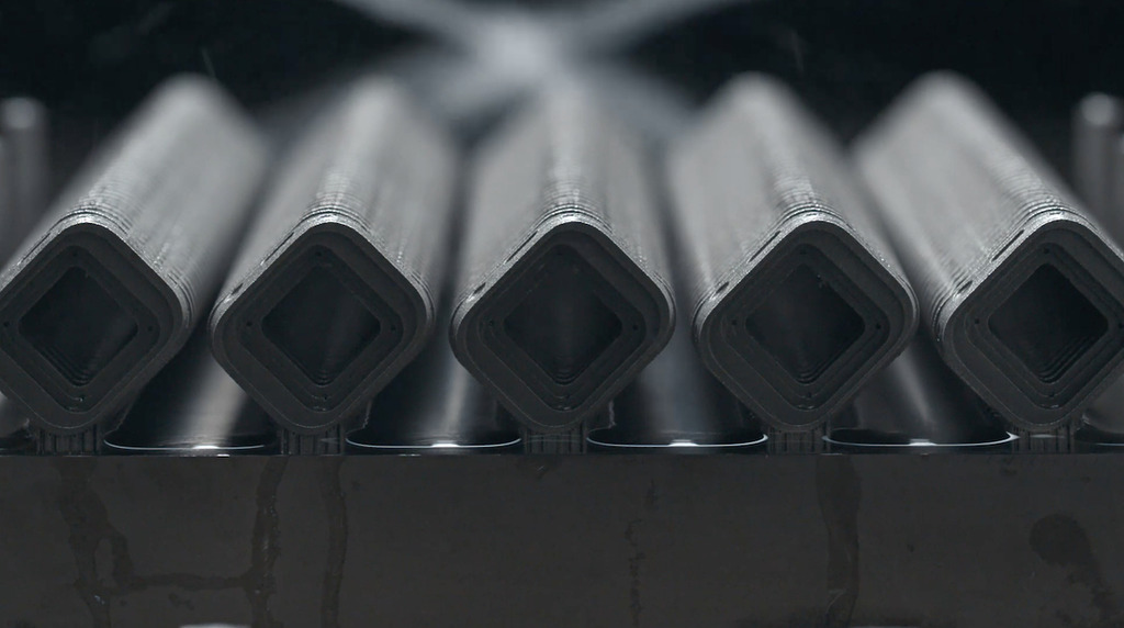 之後在切割過程中，一條幼細通電金屬線會切割各個錶殼。