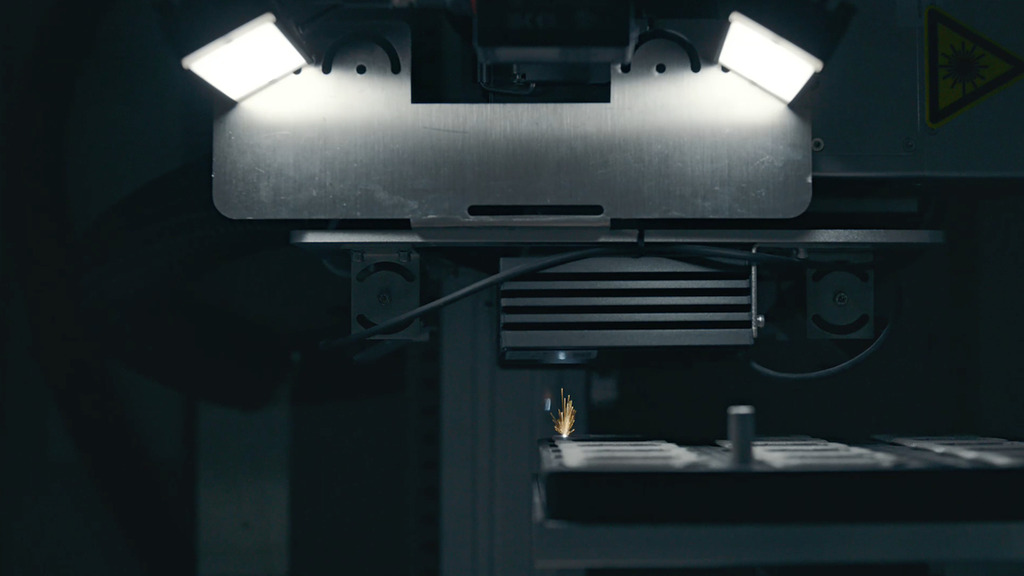 最後會以自動光學檢測系統測量每一錶殼，檢查其尺寸與外觀是否符合標準。