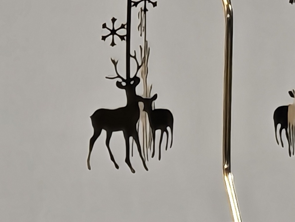 距離約 8m 的位置，拍攝放在辦公桌上的一個高度僅 3cm 左右的吊飾，鹿型吊飾的輪廓仍然分明，幼細的鹿角線條也很清晰，可見 HONOR 在 AI 影像處理方面的確下了不少功夫。