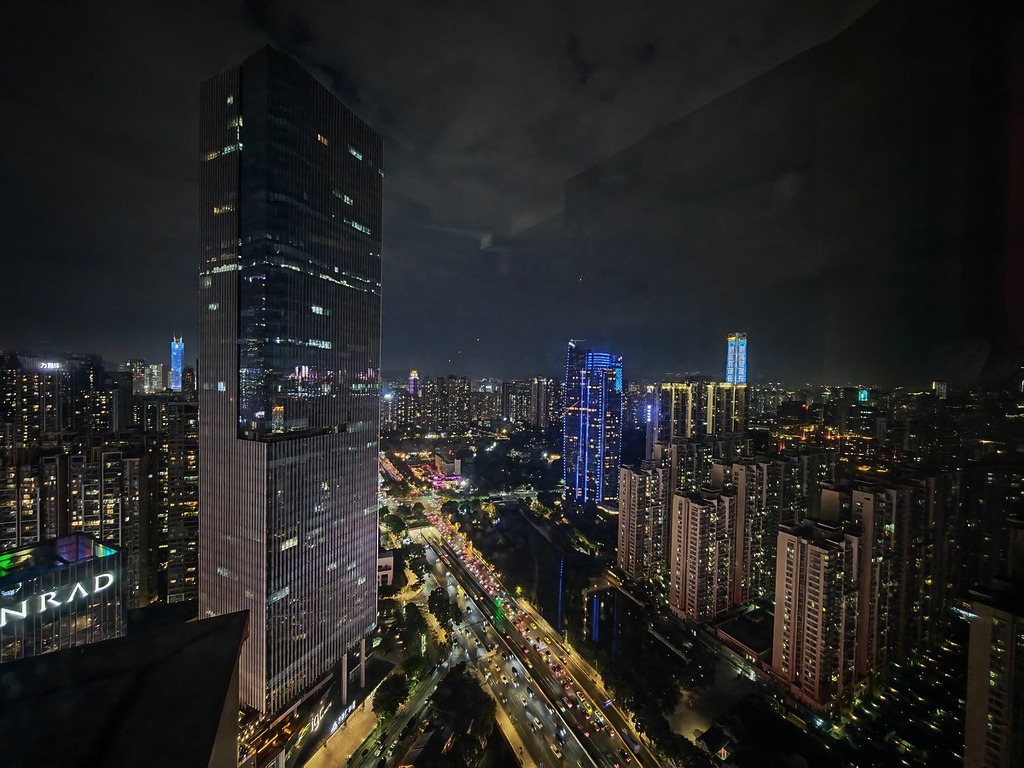 在酒店房間拍攝的街景，雖然已將房間的燈光全部關掉，但少不免仍有少許玻璃折射的倒影