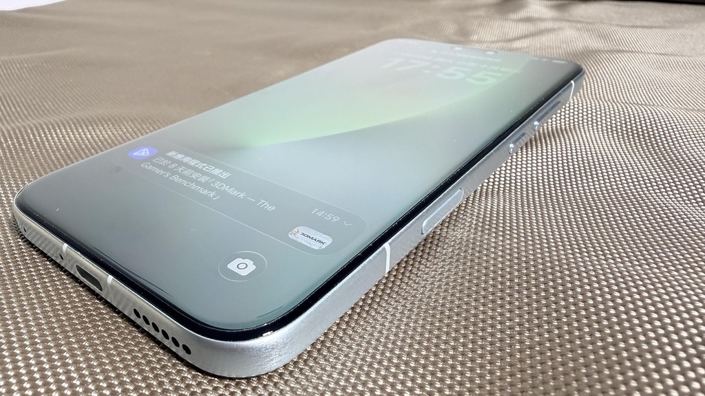 Magic8 Pro 配備 6.71 吋 1.5K 解析度 OLED 微曲屏