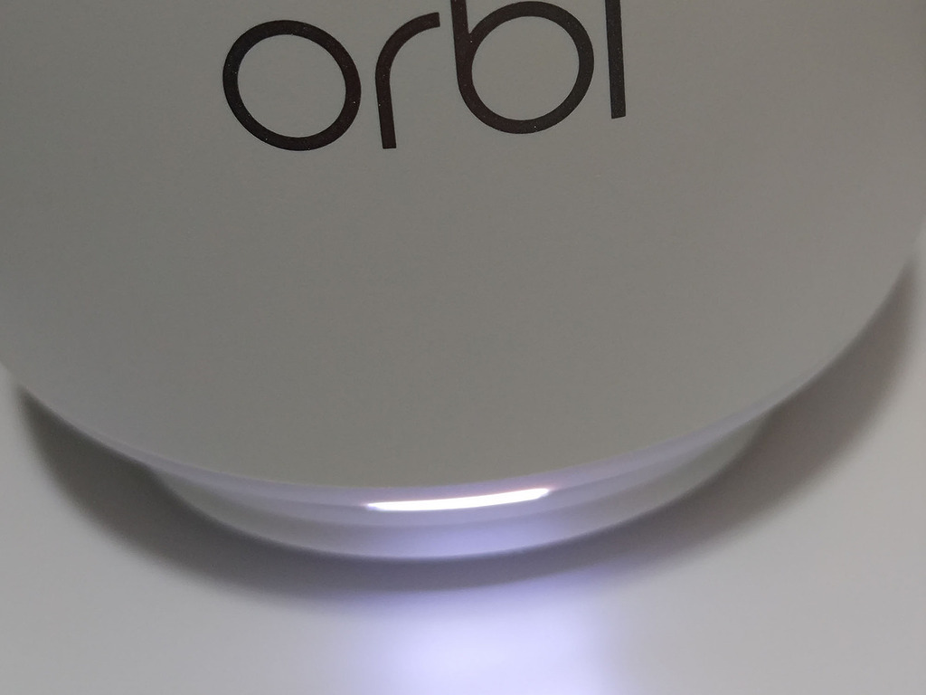 機底燈號，顯示路由器狀態。